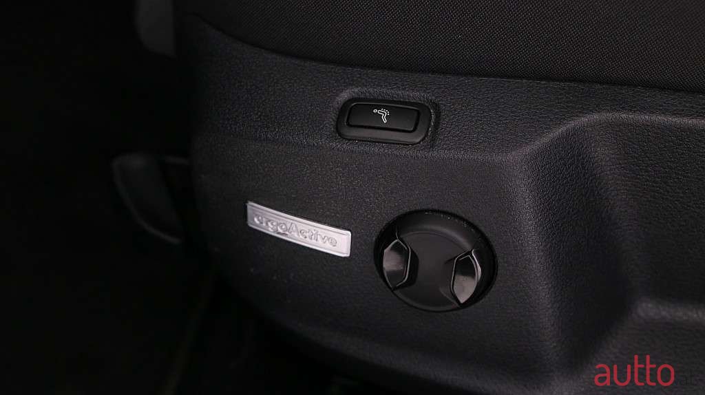 2019' Volkswagen Golf photo #6