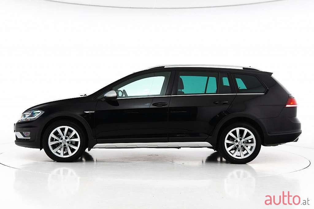 2019' Volkswagen Golf photo #2