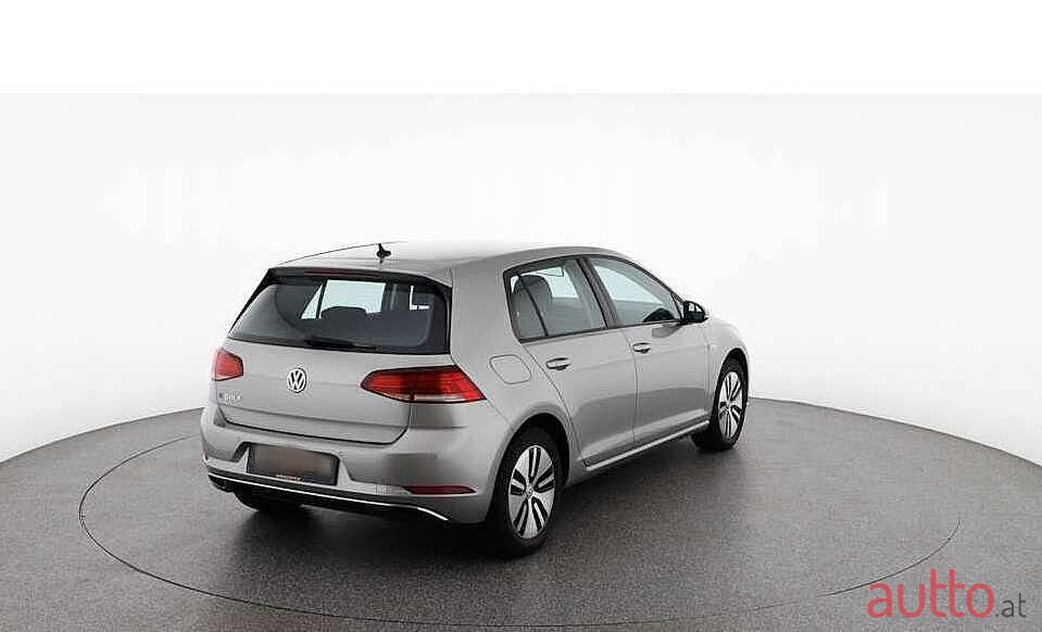 2018' Volkswagen Golf photo #3