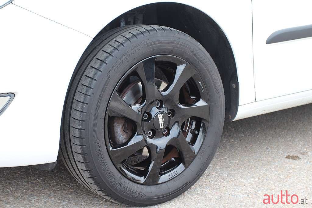 2014' Skoda Fabia photo #2