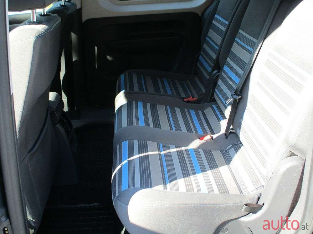 2011' Volkswagen Caddy photo #6