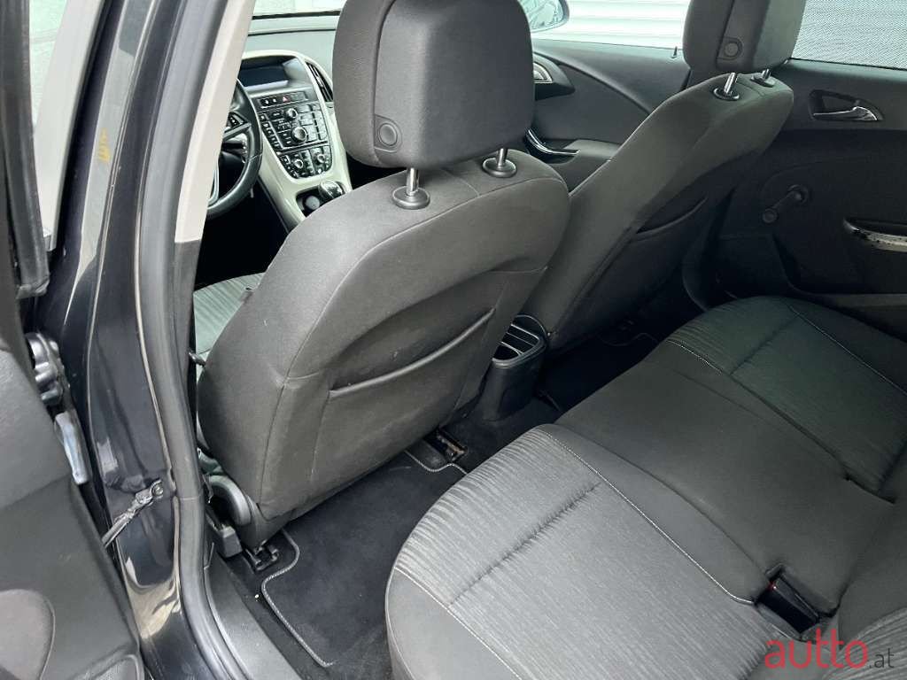 2013' Opel Astra photo #5