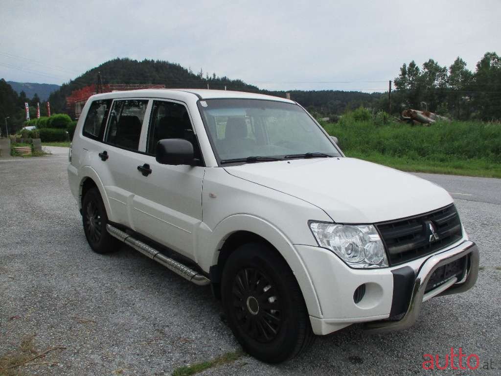 2011' Mitsubishi Pajero photo #4