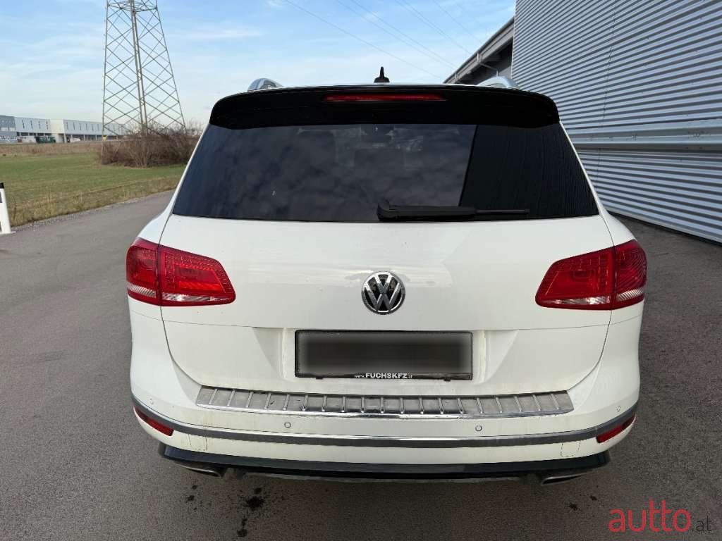 2017' Volkswagen Touareg photo #5