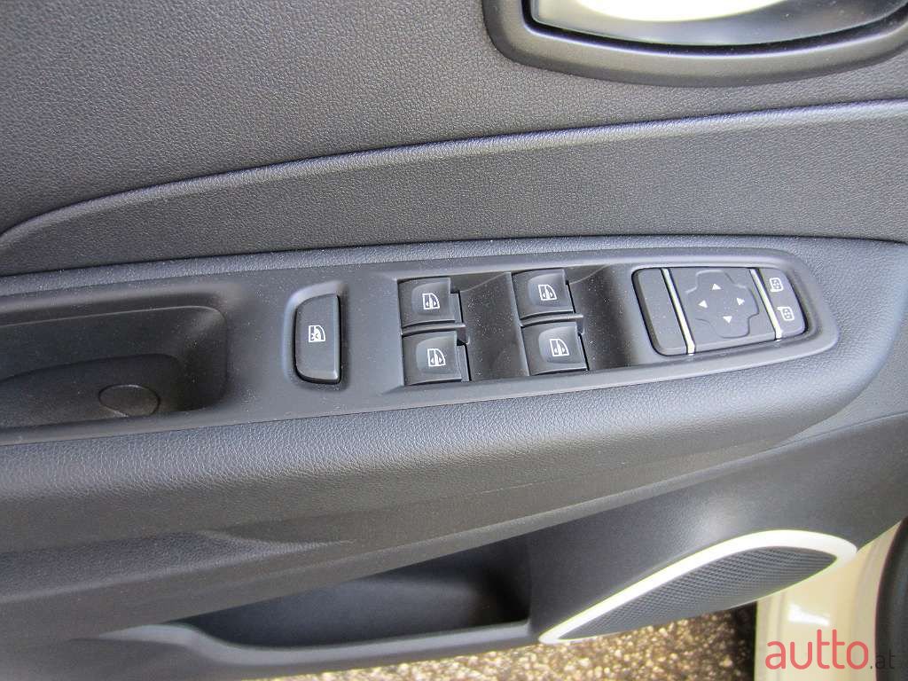 2019' Renault Captur photo #2