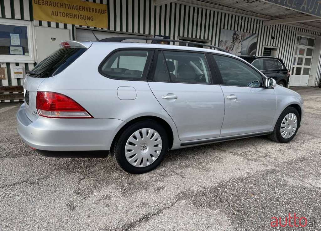 2008' Volkswagen Golf photo #5