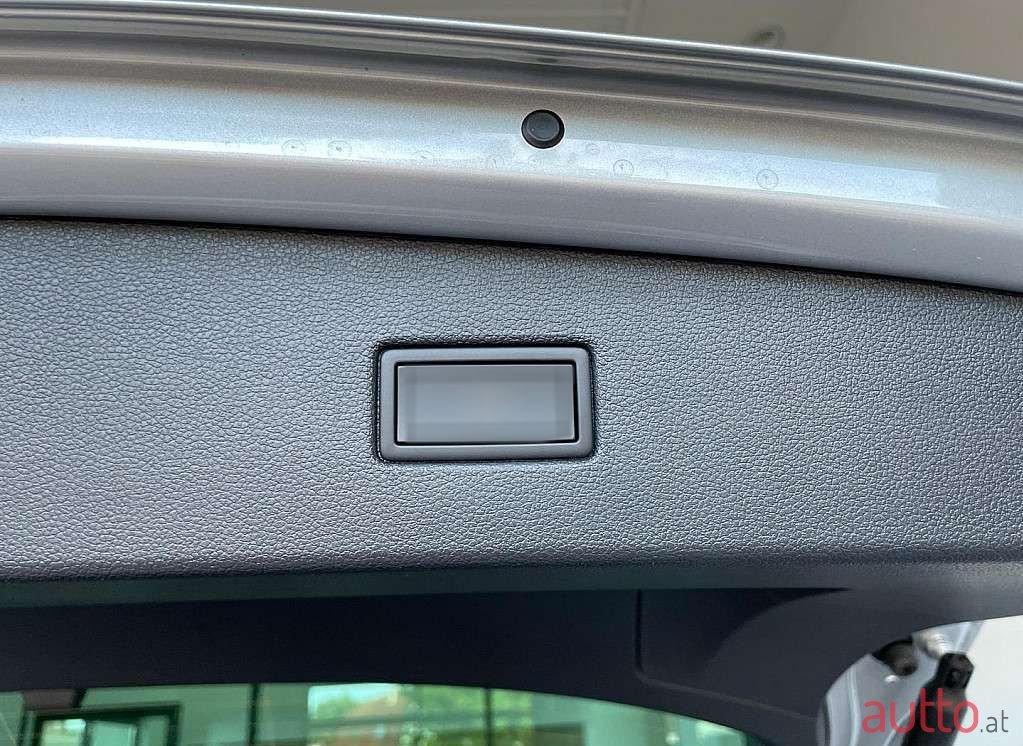 2022' Volkswagen Tiguan photo #5