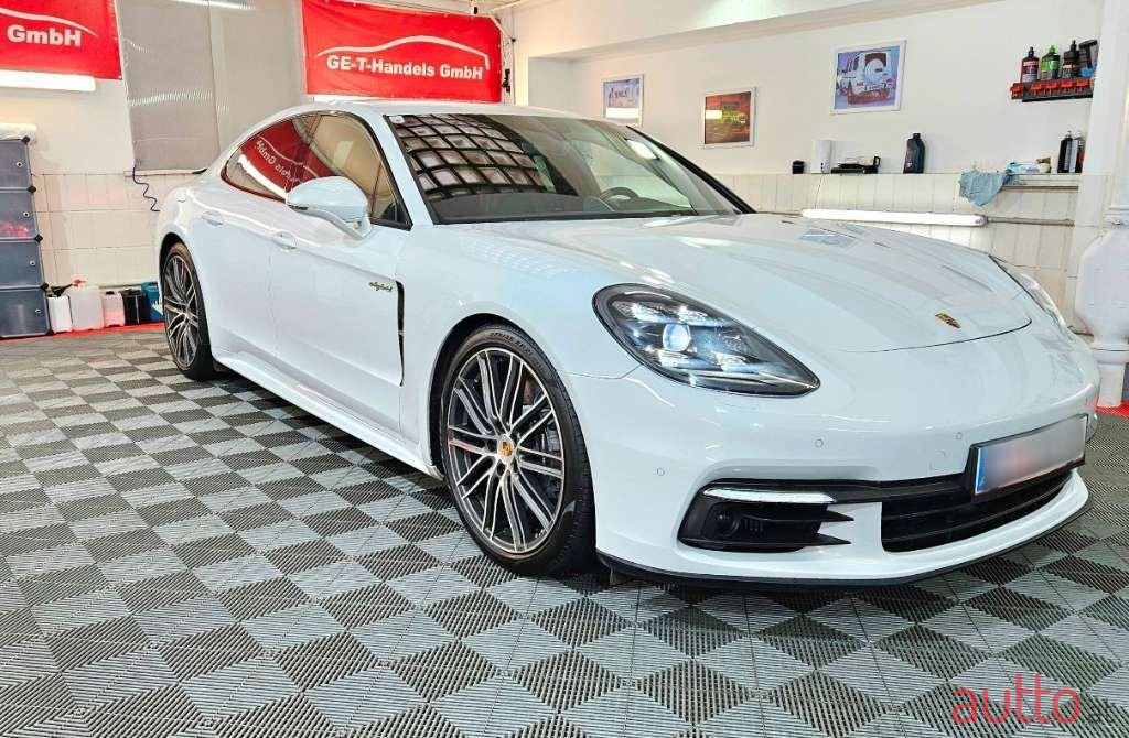 2017' Porsche Panamera photo #3