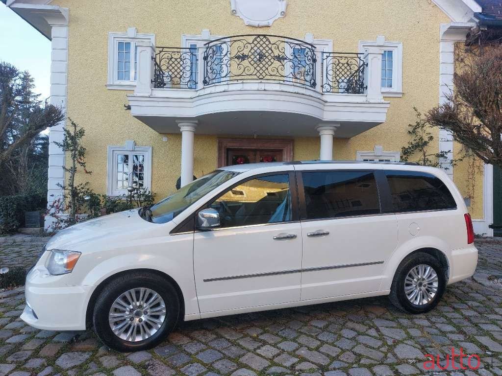 2013' Lancia Voyager photo #5