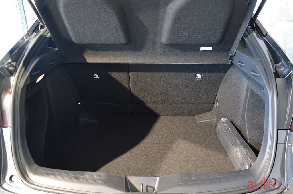 2022' Toyota C-HR photo #6