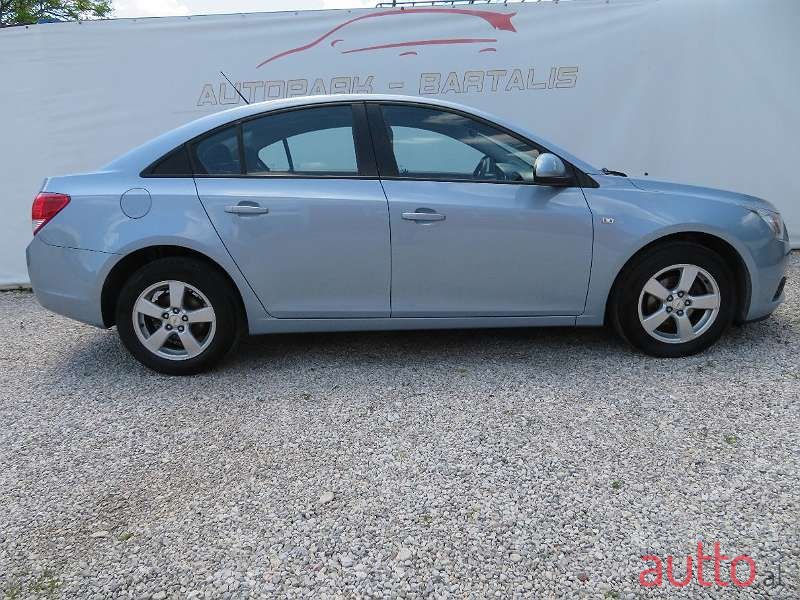 2010' Chevrolet Cruze photo #3