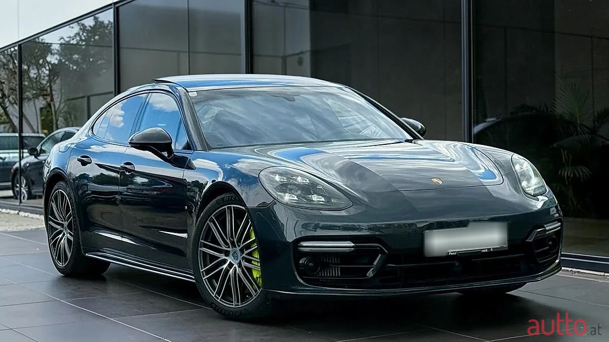 2018' Porsche Panamera photo #2