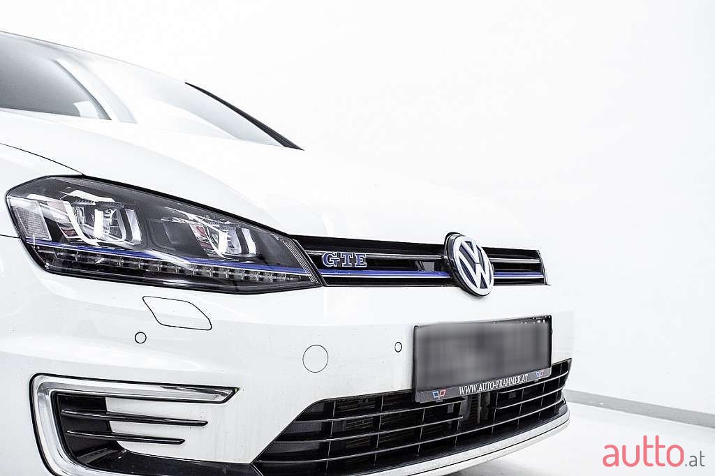 2017' Volkswagen Golf photo #5