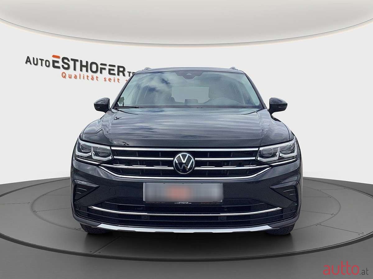 2023' Volkswagen Tiguan photo #2