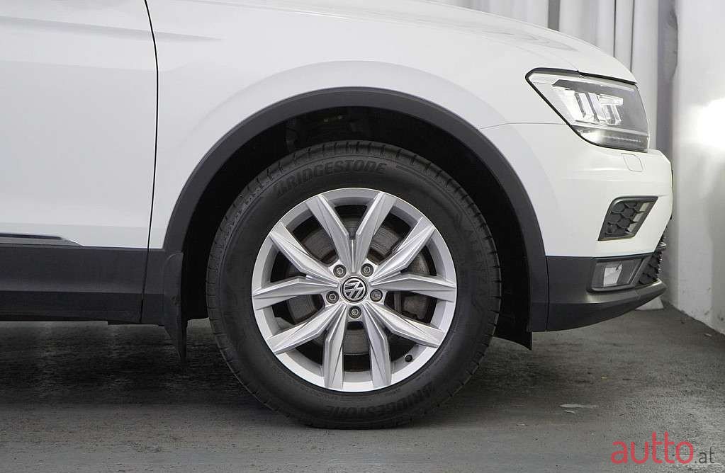 2019' Volkswagen Tiguan photo #3