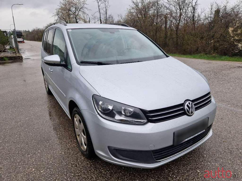 2010' Volkswagen Touran photo #5