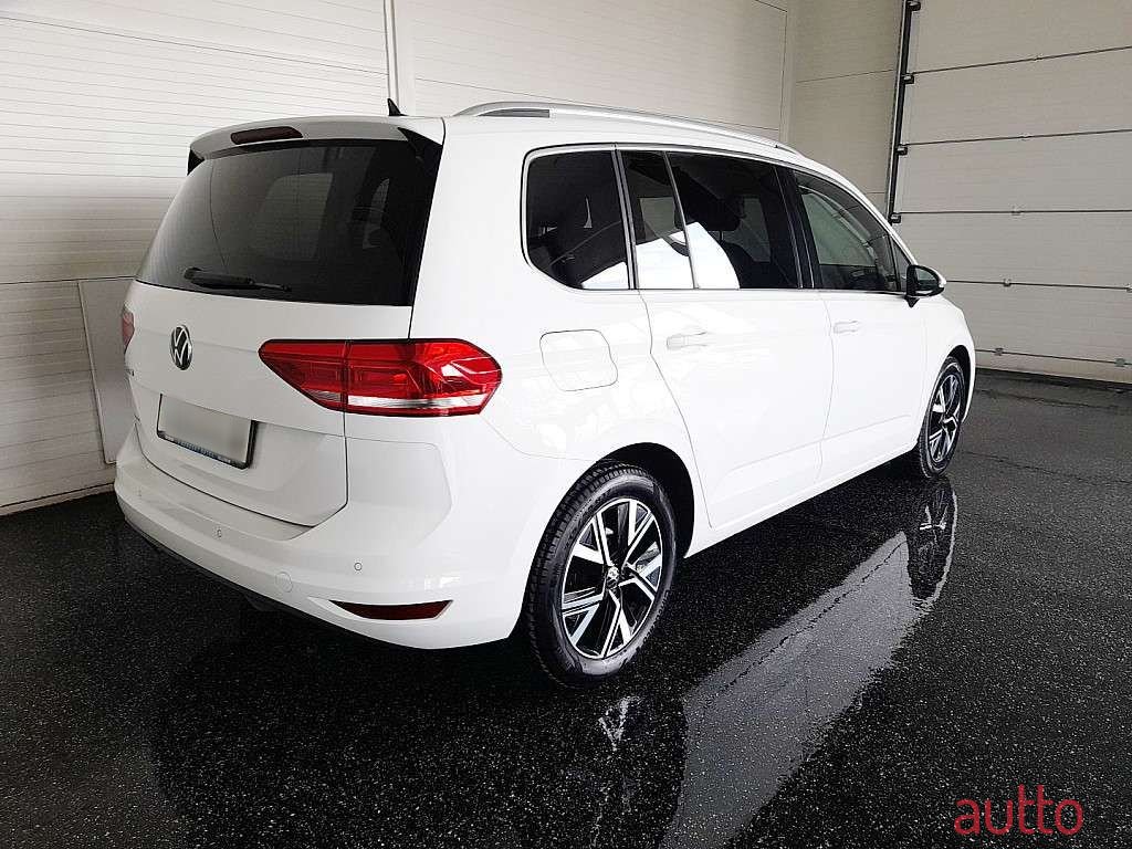 2020' Volkswagen Touran photo #2