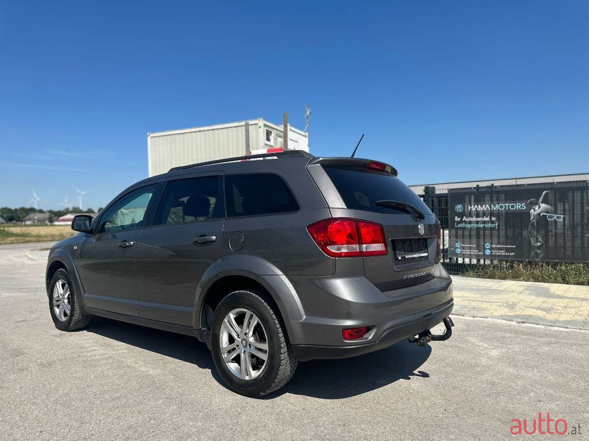 2013' Fiat Freemont photo #4