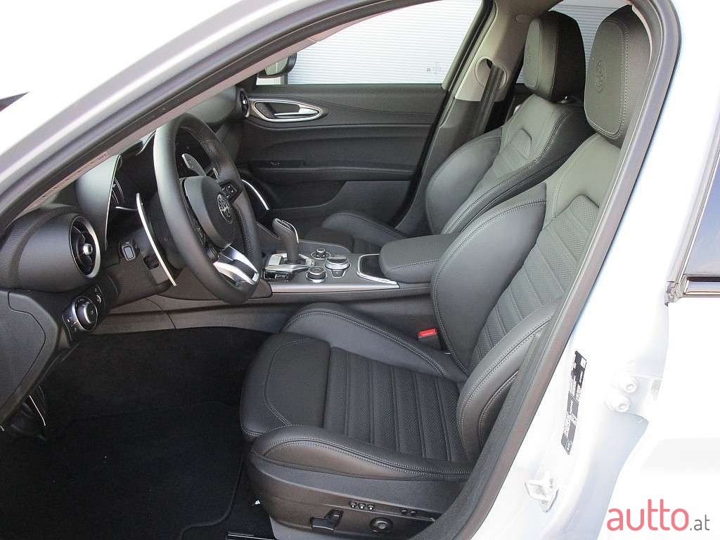 2020' Alfa Romeo Giulia photo #5