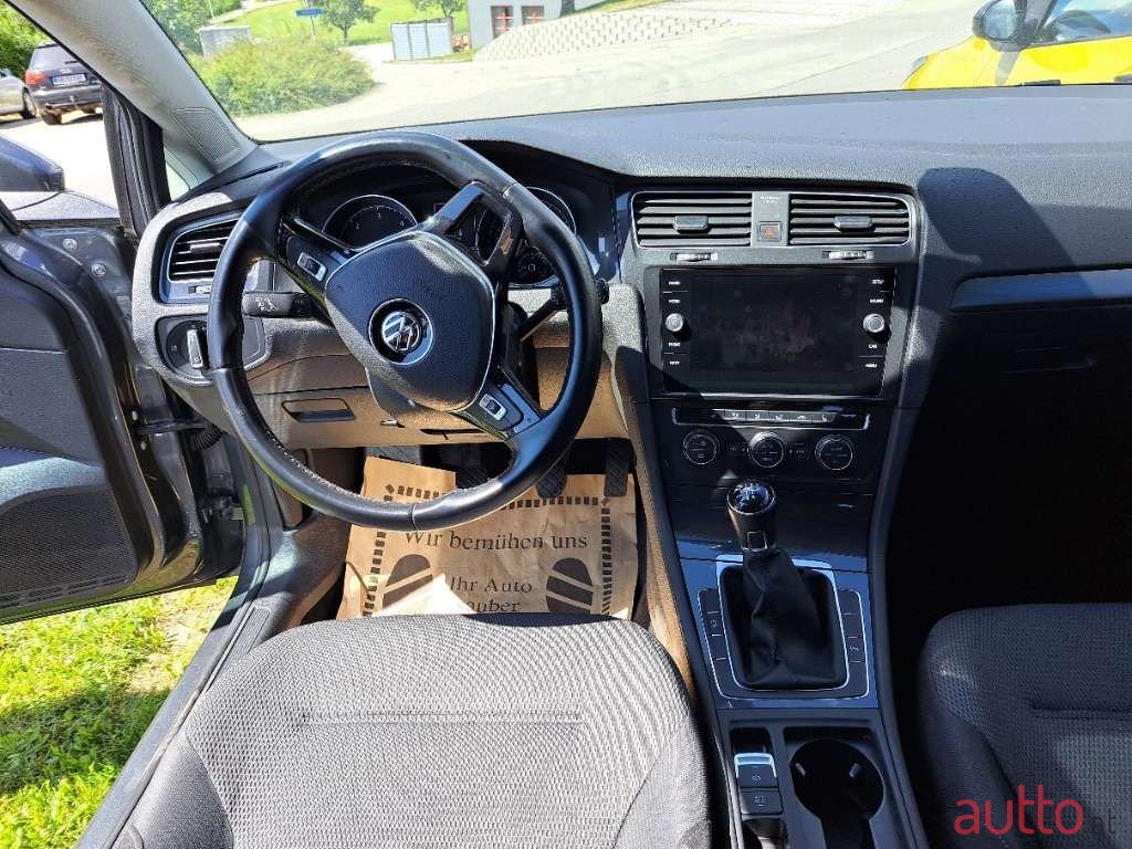 2018' Volkswagen Golf photo #4