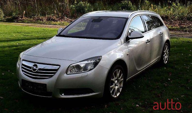 2010' Opel Insignia photo #1