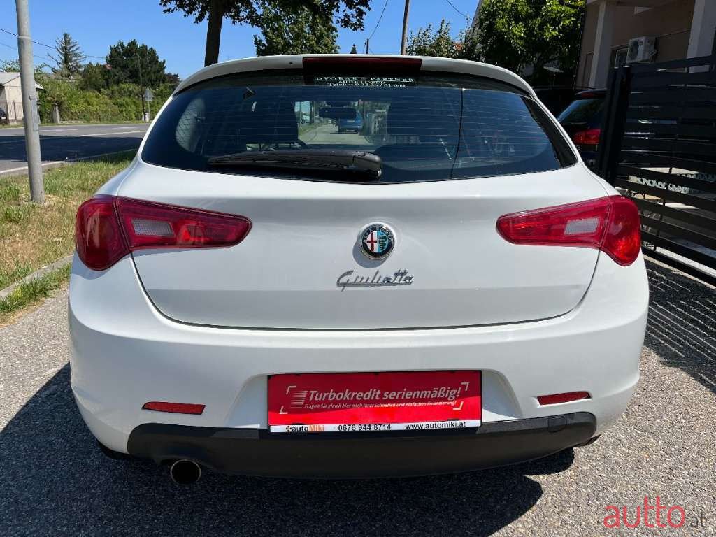 2011' Alfa Romeo Giulietta photo #6