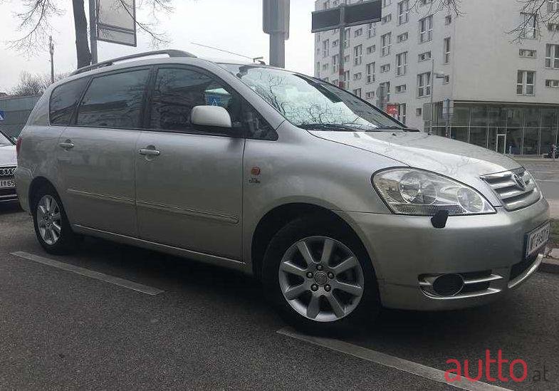 2003' Toyota Avensis photo #1