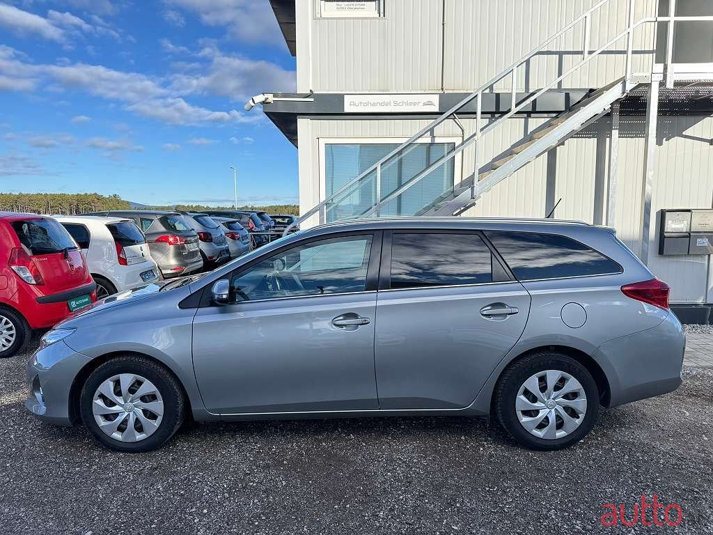 2014' Toyota Auris photo #2