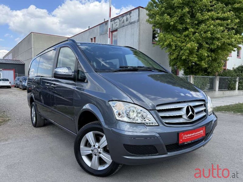 2011' Mercedes-Benz Viano photo #3