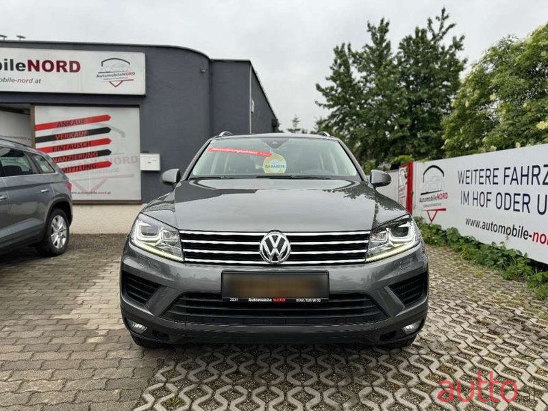 2017' Volkswagen Touareg photo #3