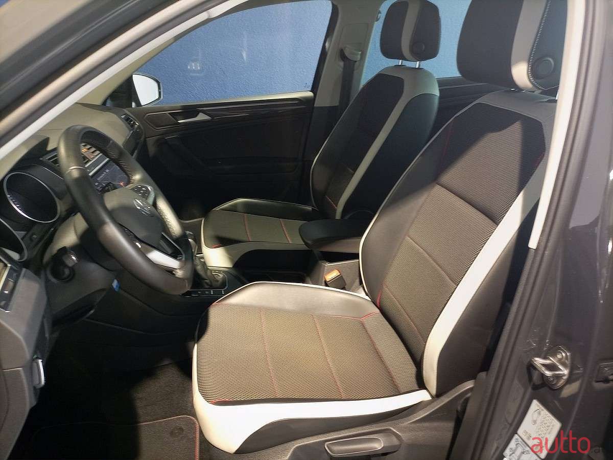 2022' Volkswagen Tiguan photo #5