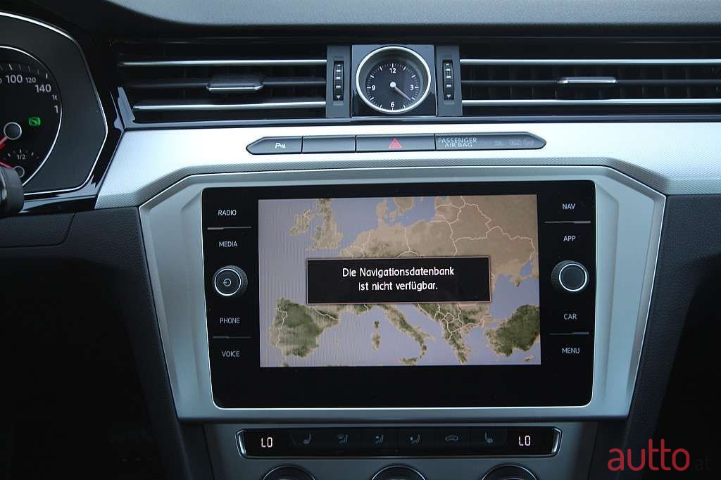 2017' Volkswagen Passat photo #6