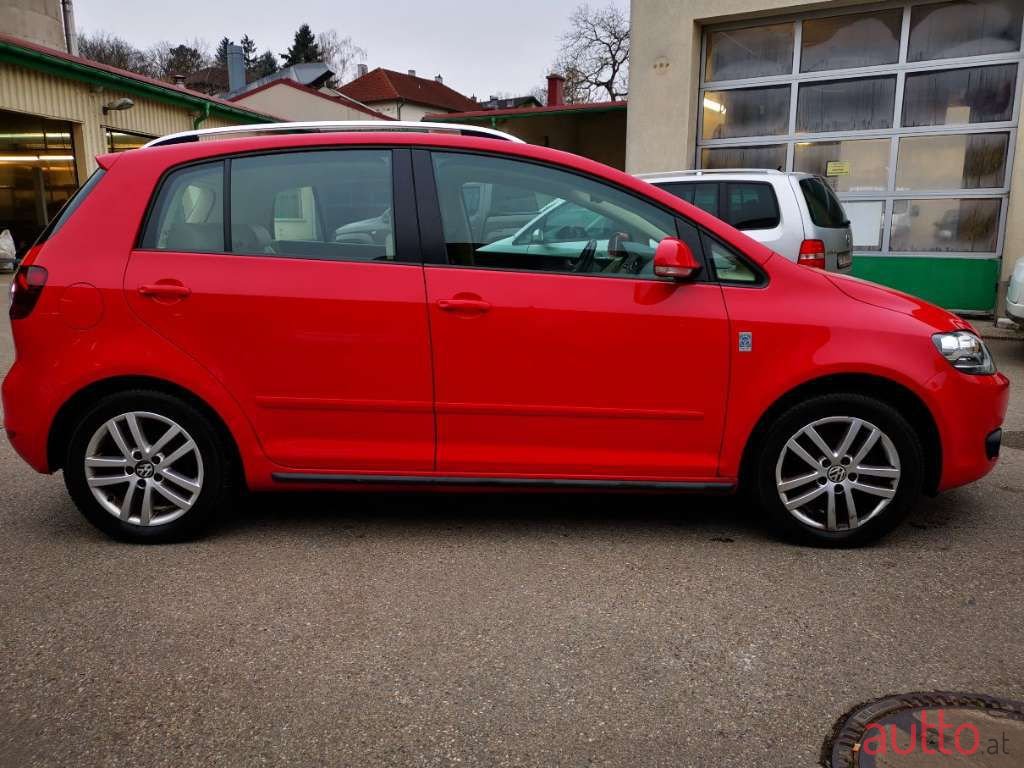 2011' Volkswagen Golf photo #3