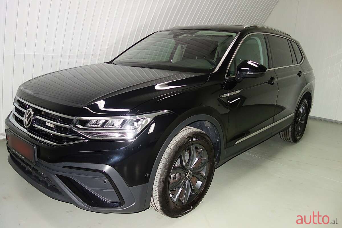 2022' Volkswagen Tiguan photo #2