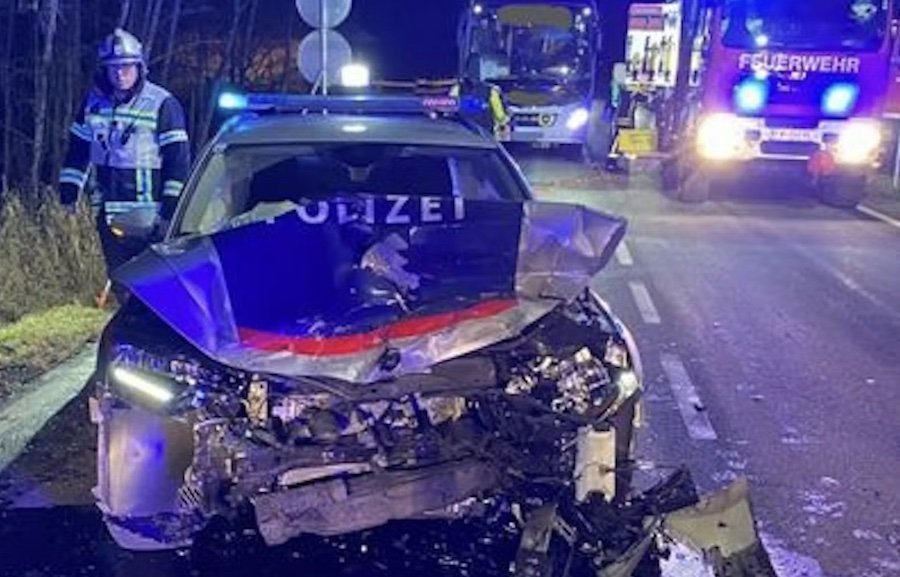 Ins Schleudern gekommen – Pkw crasht in Polizeiauto