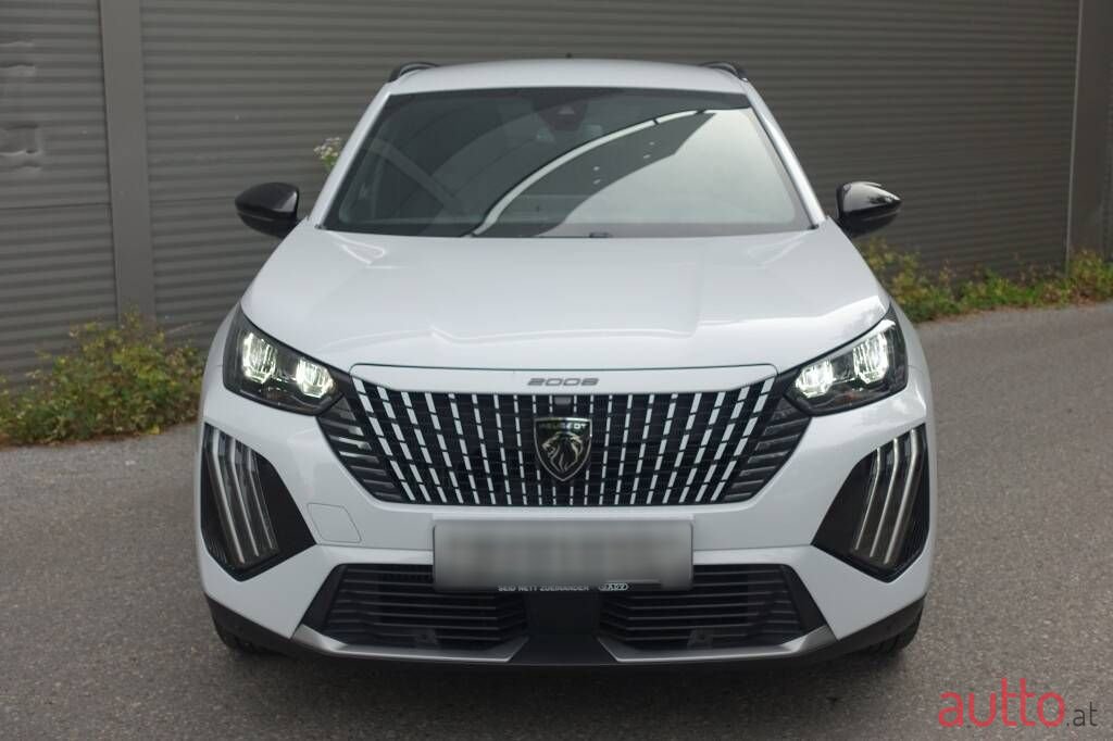 2024' Peugeot 2008 photo #2