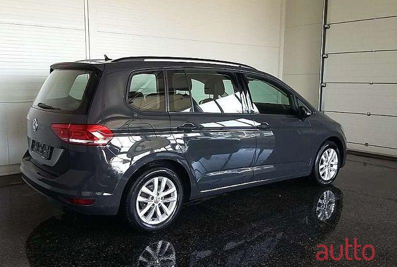 2015' Volkswagen Touran photo #1