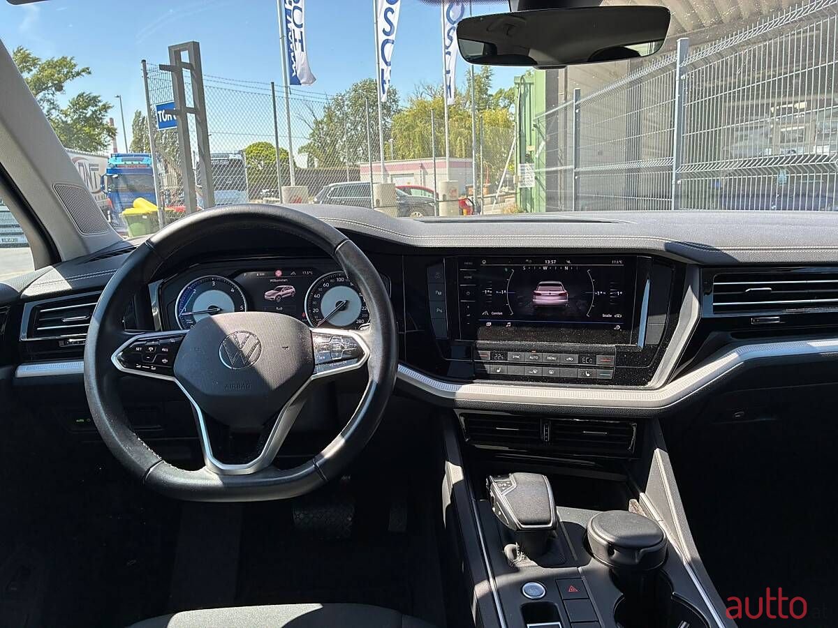 2021' Volkswagen Touareg photo #5