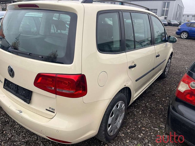 2012' Volkswagen Touran photo #3