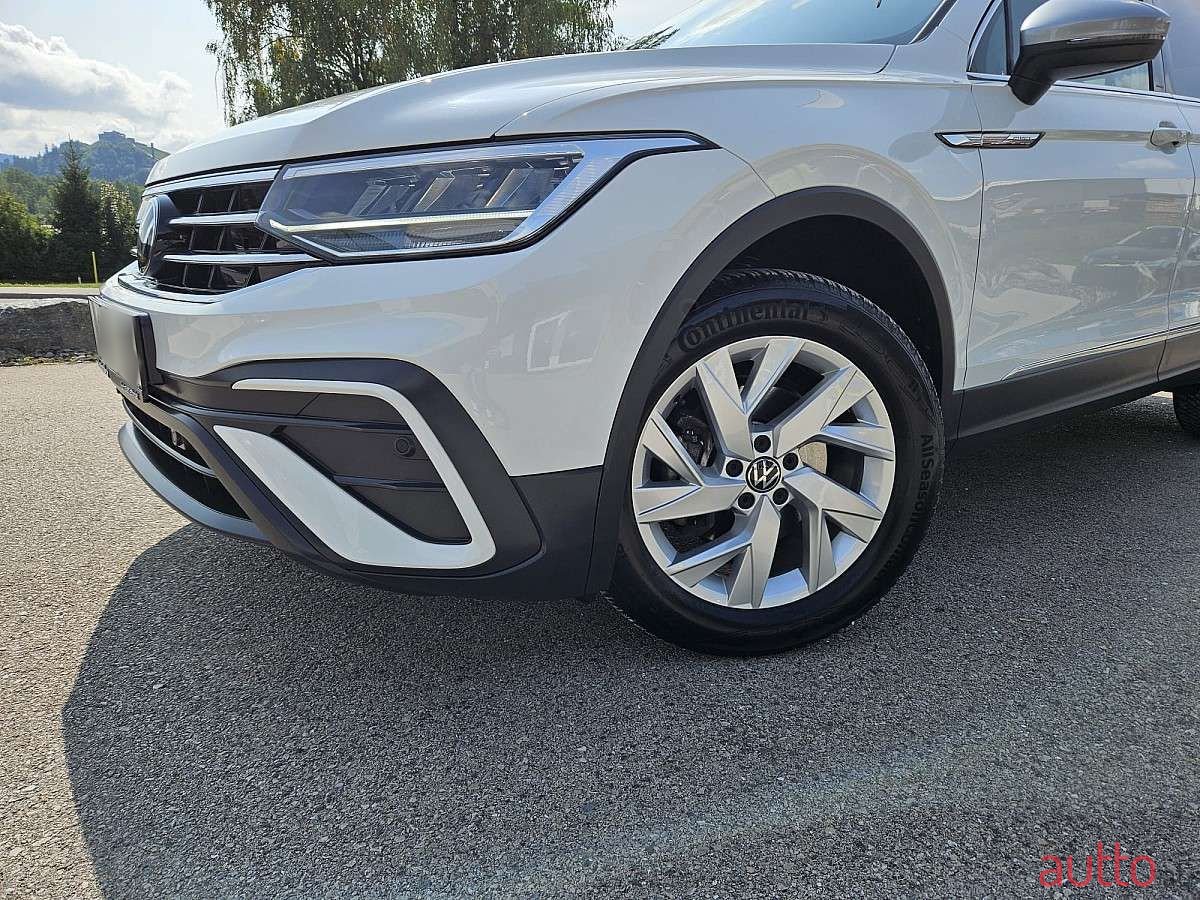 2024' Volkswagen Tiguan photo #2
